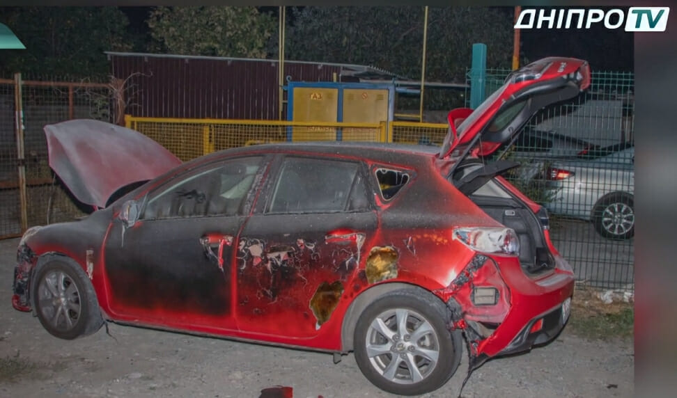 будівлі та згорілі автомобілі