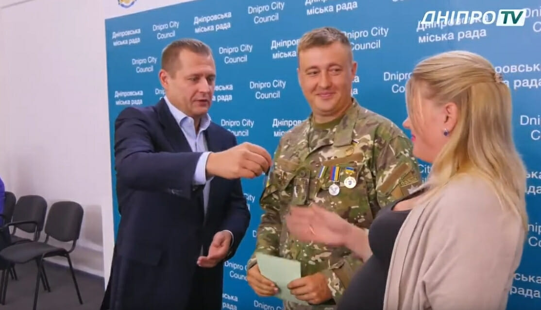 Філатов вручив ключі від квартир військовослужбовцям