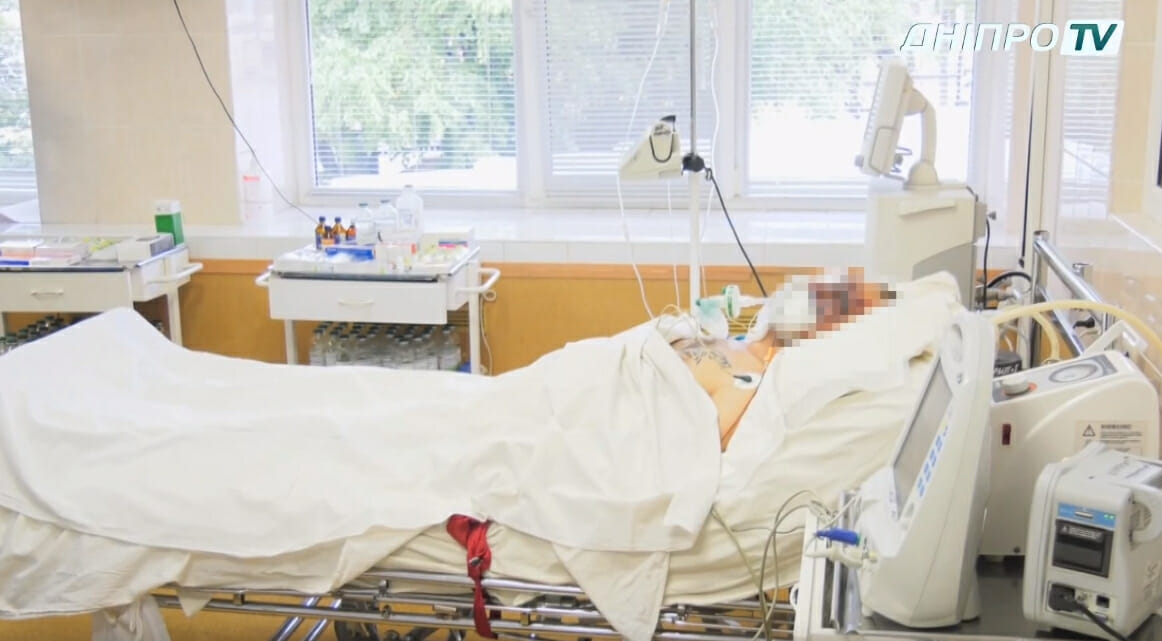 лікарні Мечникова рятують життя військовослужбовцю