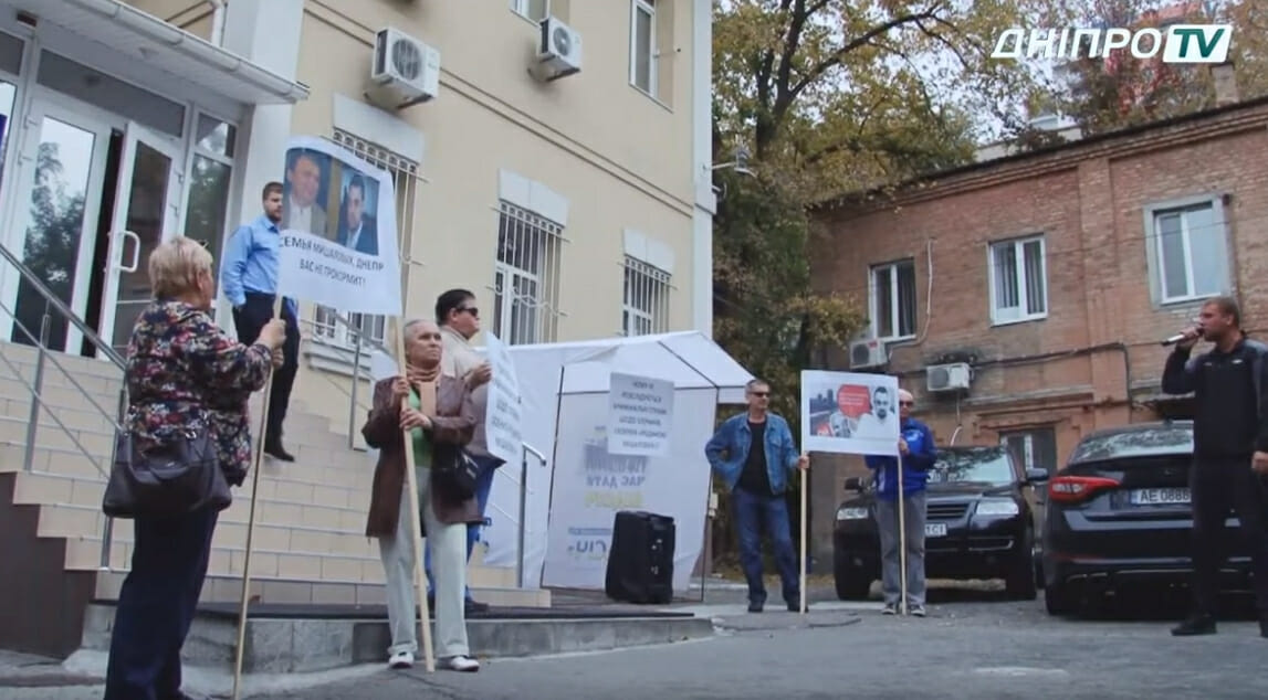вийшли на мітинг проти родини Мішалових