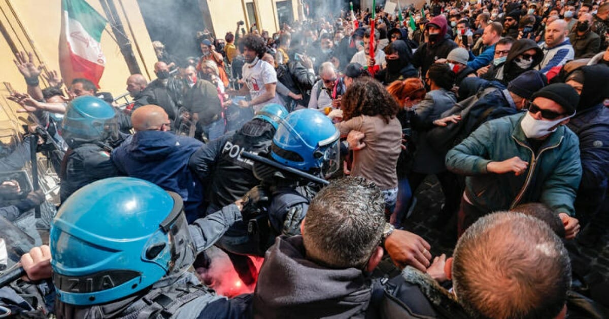 Clashes with Police during the demonstration of traders, shopkeepers and restaurateurs next to the Chamber of Deputies in piazza Montecitorio, Rome, Italy, 6 April 2021.
   ANSA/GIUSEPPE LAMI