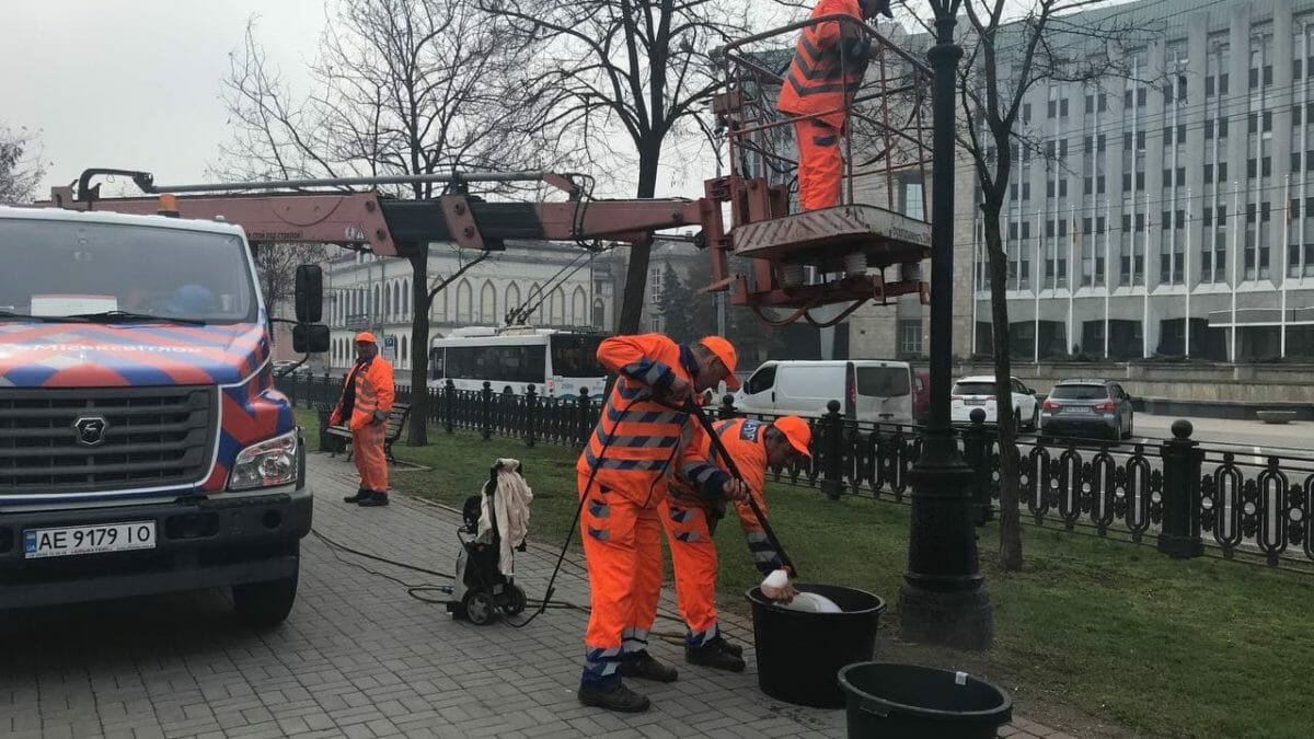 Комунальники Дніпра миють плафони