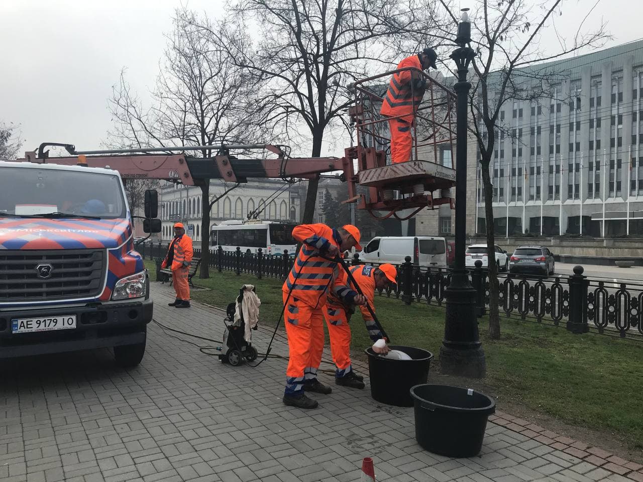 Комунальники Дніпра миють плафони