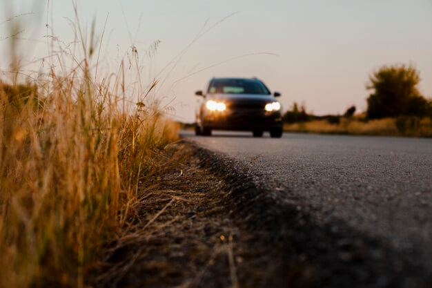 Це зображення має порожній атрибут alt; ім'я файлу black-car-riding-on-the-road_23-2148321932-1.jpg