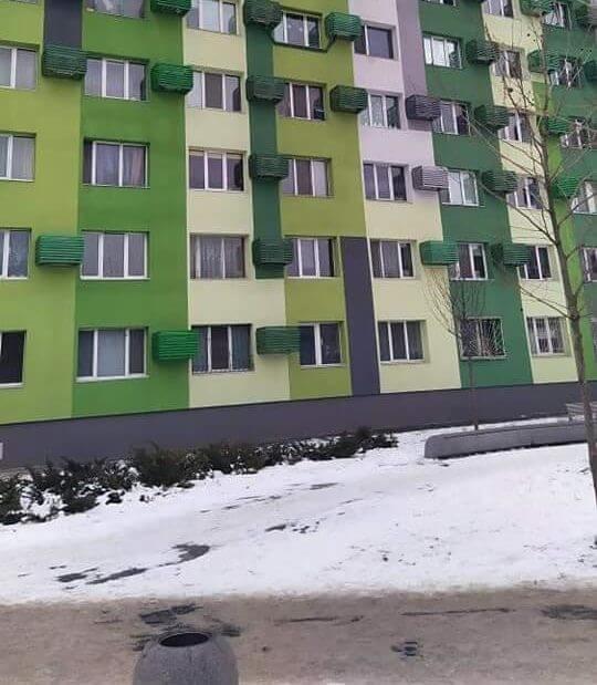У Дніпрі мешканці будинку на Слобожанському проспекті використовують решітку для кондиціонеру як сушарку