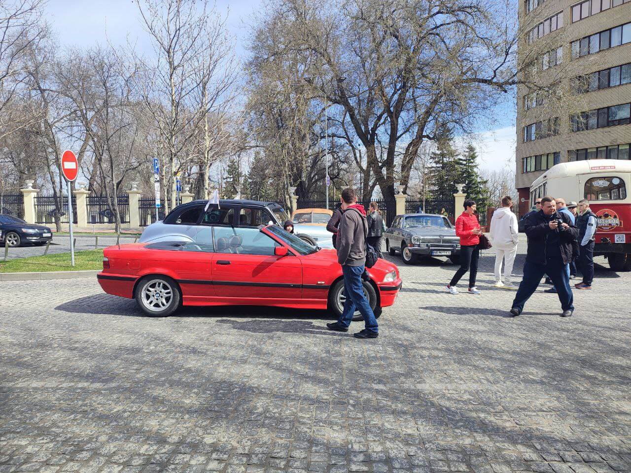 Днепр новости сегодня. Машина у дома. Ретро автопробег. Фото города с людьми и машинами. Машина автопробег.