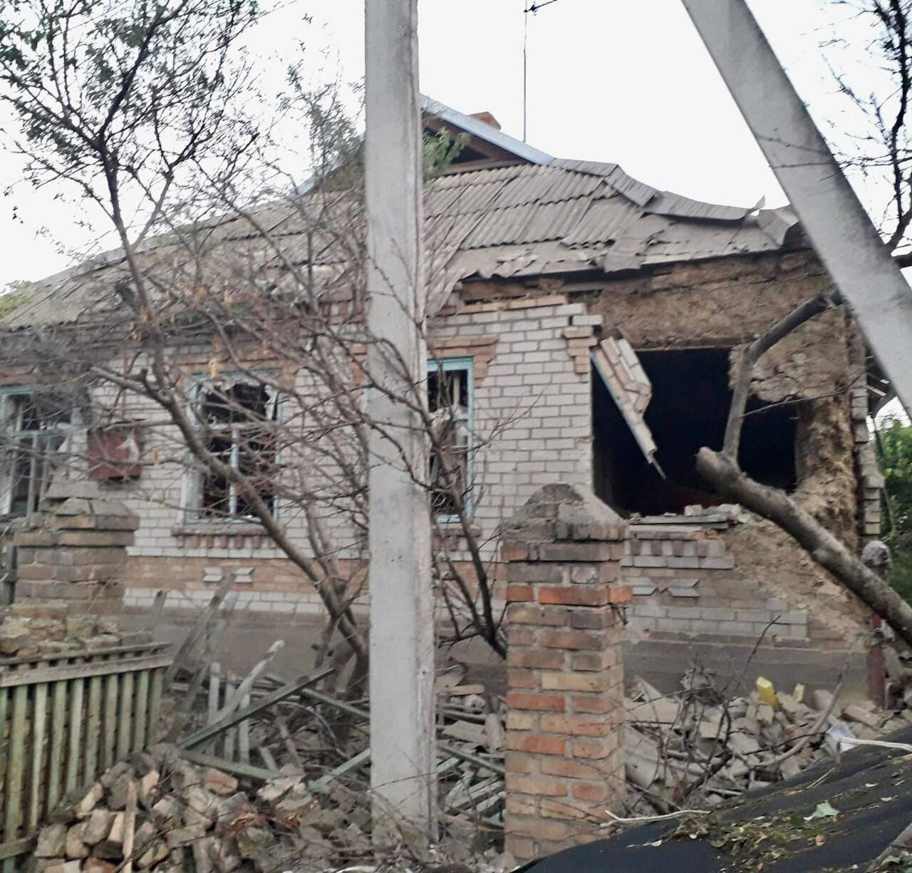 Ракетні та артилерійські удари: вночі оккупанти обстріляли три райони Дніпропетровщини, постраждала жінка