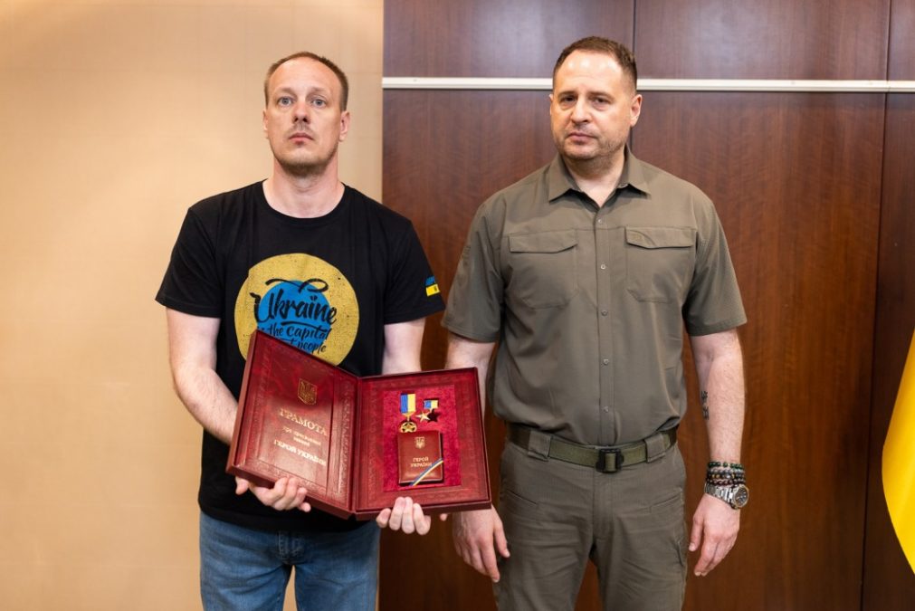 Командиру Нацгвардії з Павлограда, який захищав «Азовсталь», вручили орден  «Золота Зірка» - Новини Дніпра - Телеканал «ДніпроTV»