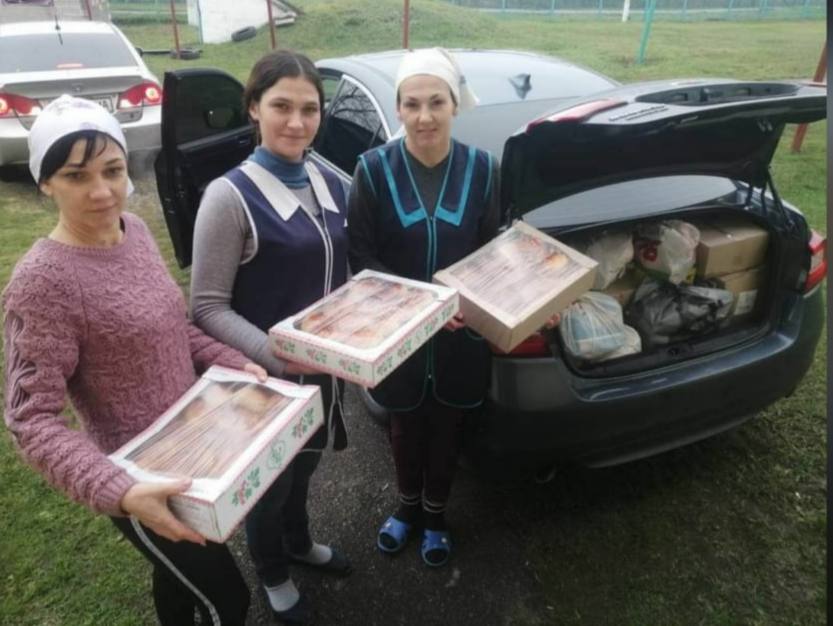 Понад 1 тисячу пиріжків та майже 100 банок консервації: мешканці Чумаківської громади передали посилку на фронт