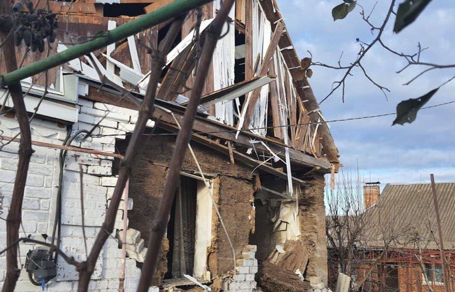Побиті житлові будинки та промислове підприємство: ворог вдарив по Нікопольському та Криворізькому районах