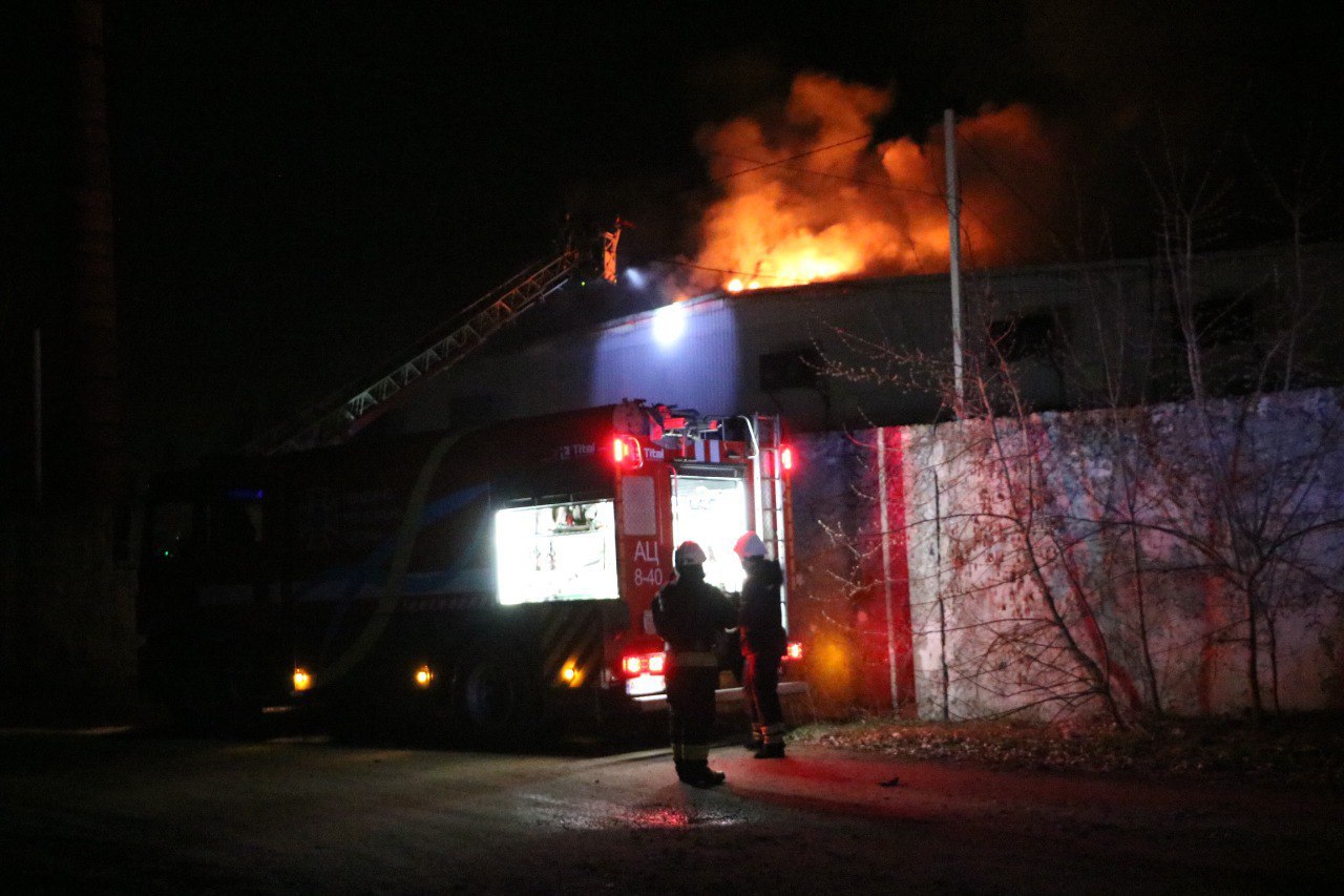 У Дніпрі від удару окупантів загорівся ангар: пожежу гасили пів сотні рятувальників 