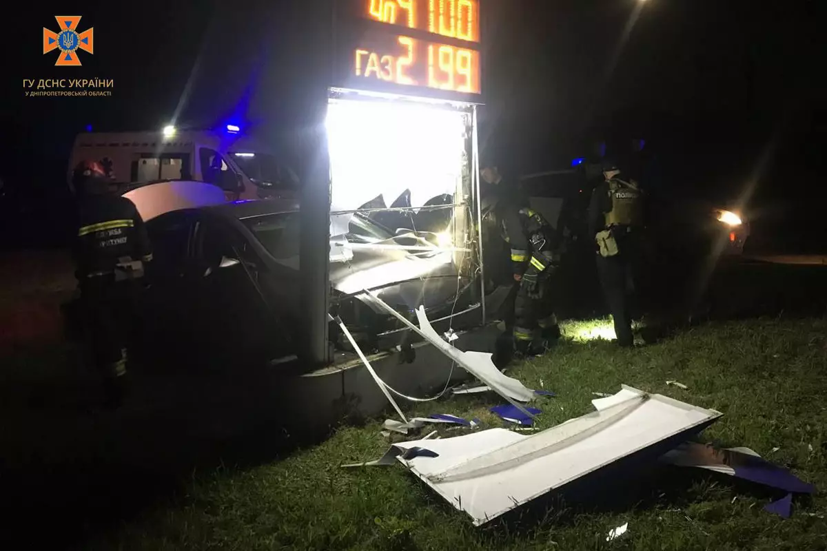 У Дніпрі вночі легковик врізався у стелу АЗС: водій загинув на місці