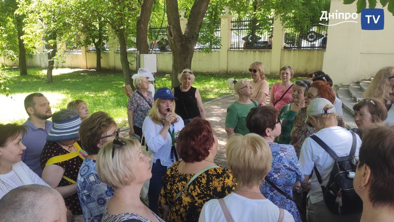 У Дніпрі для слухачів Університету третього віку провели екскурсію парком Шевченка