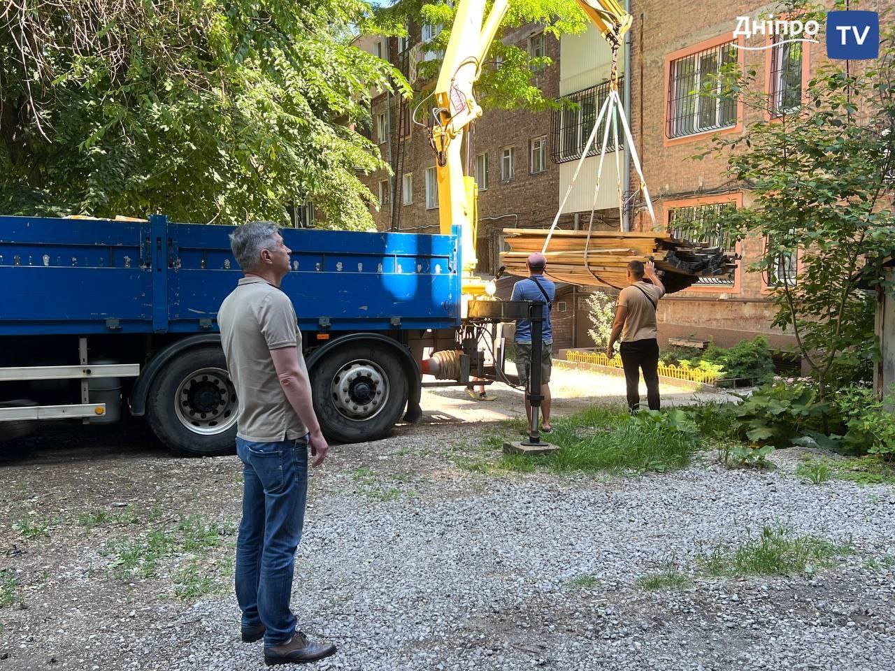 У Дніпрі відновлюють будинок, що був пошкоджений уламками збитої ракети