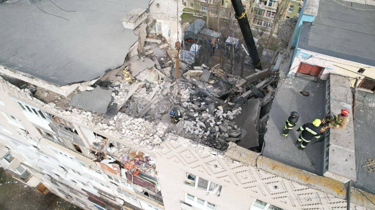 Атака на багатоповерхівку у Дніпрі: з-під завалів дістали тіло чоловіка