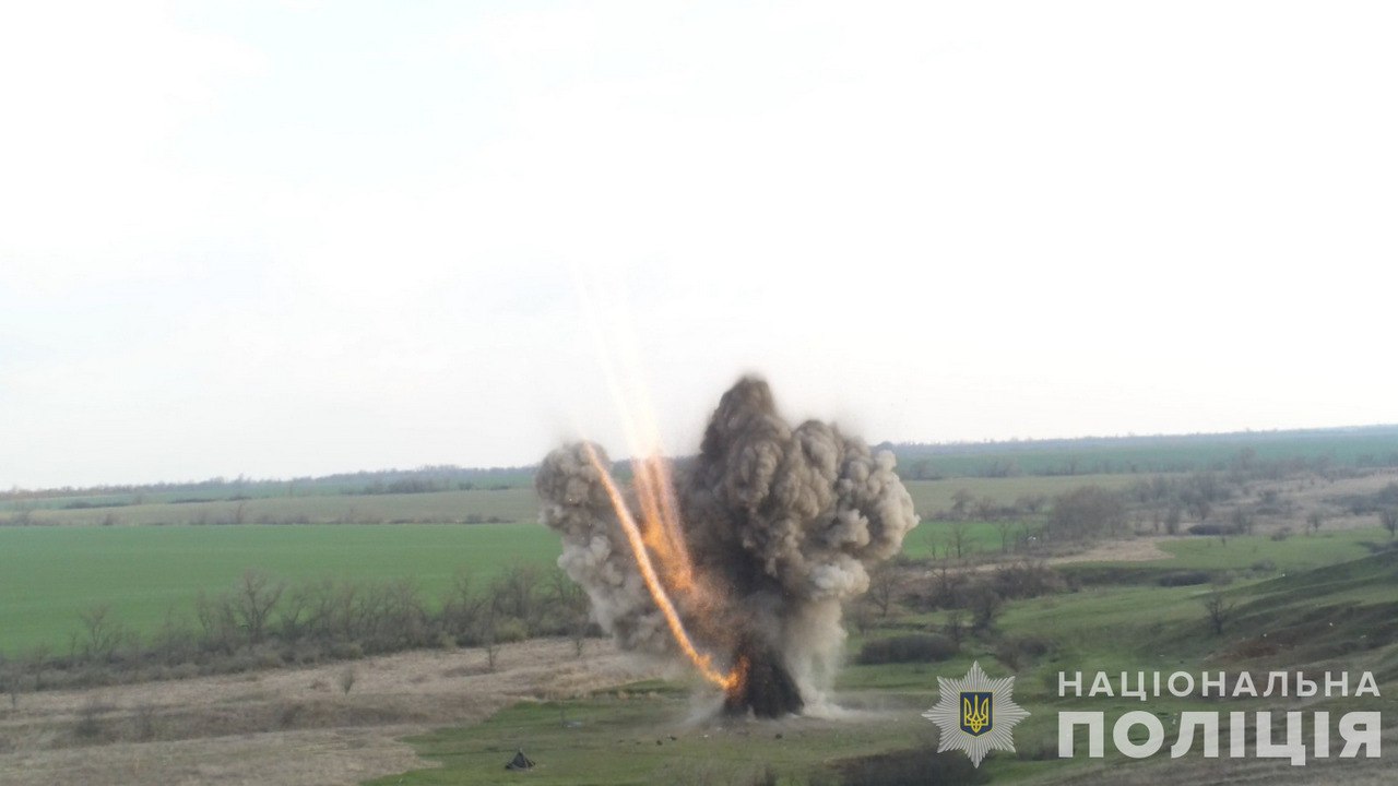 Після чергової ворожої атаки на полі в Криворізькому районі була виявлена бойова частина керованої авіаційної ракети Х-59