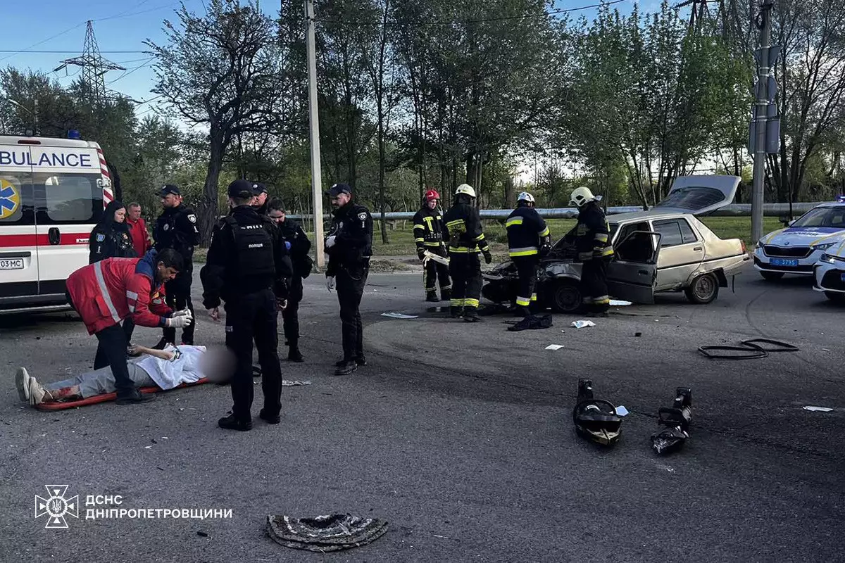 Троє людей були заблоковані в автівці внаслідок аварії в Дніпрі