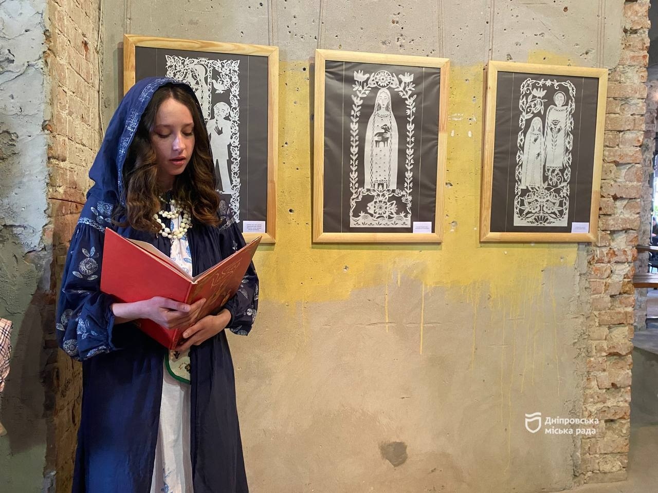 Поєднання витинанки та графіки й ілюстрації на шевченківську поему «Марія». У Дніпрі відкрили виставку в музеї «Літературне Придніпров’я»