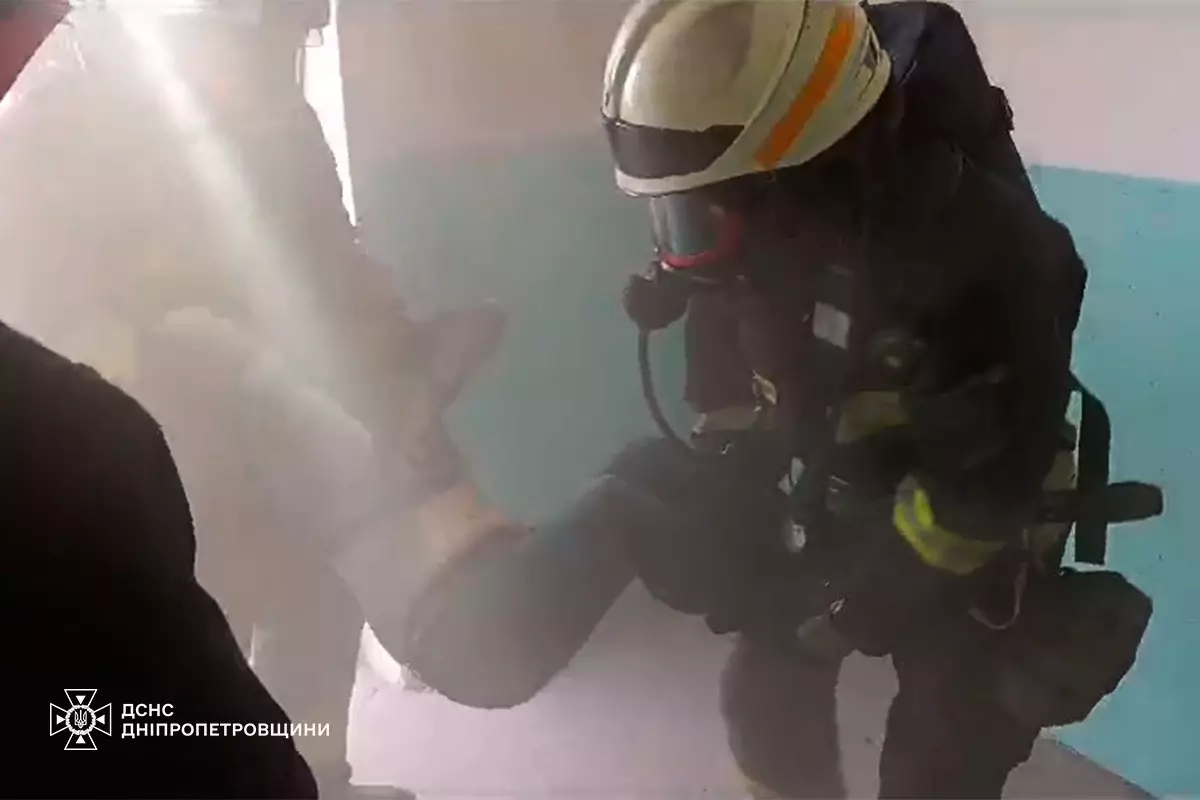 Вогнеборці врятували жінку з палаючої квартири в Дніпрі