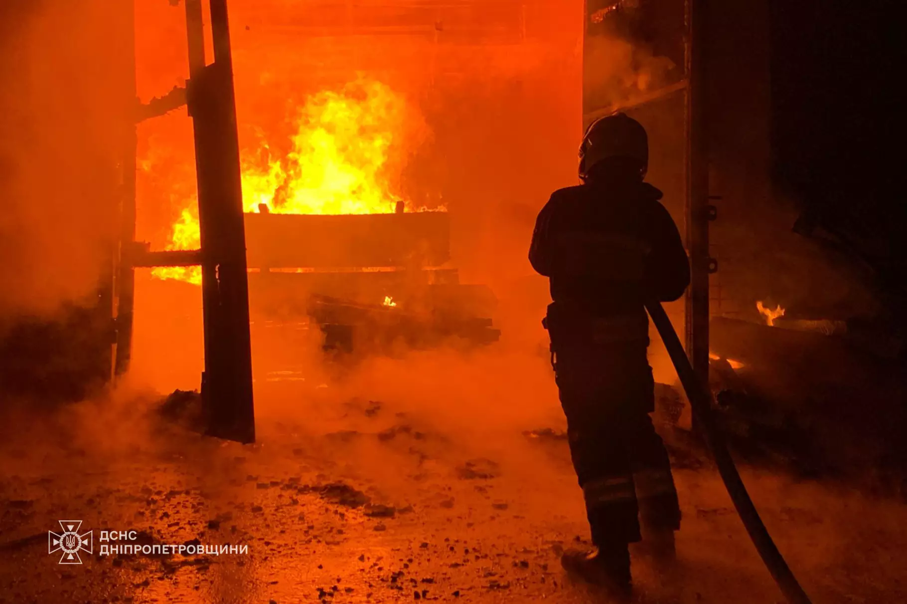 Уночі в Дніпрі виникла пожежа на території підприємства в деревообробному цеху
