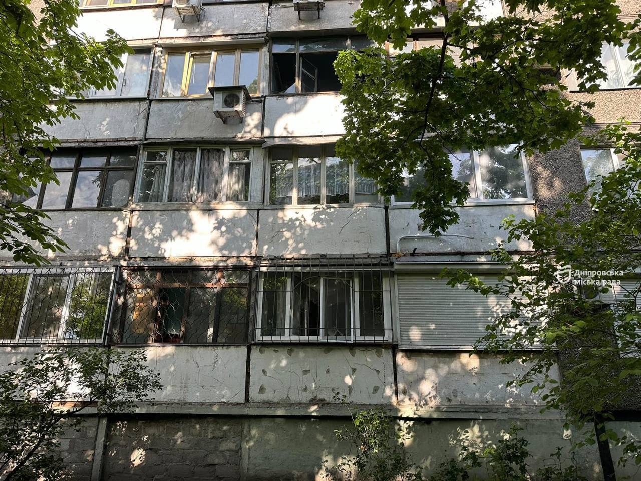 У Дніпрі міські служби вже працюють: пошкоджені через нічну атаку рф вікна затягують плівкою та закривають ОСБ плитами