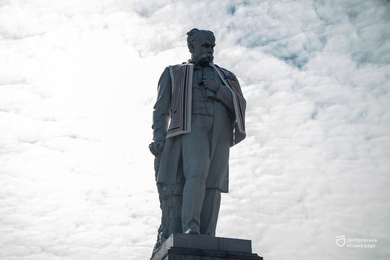День вишиванки у Дніпрі: на пам’ятник Тарасові Шевченку одягнули один з найбільших в Україні вишитих кептарів