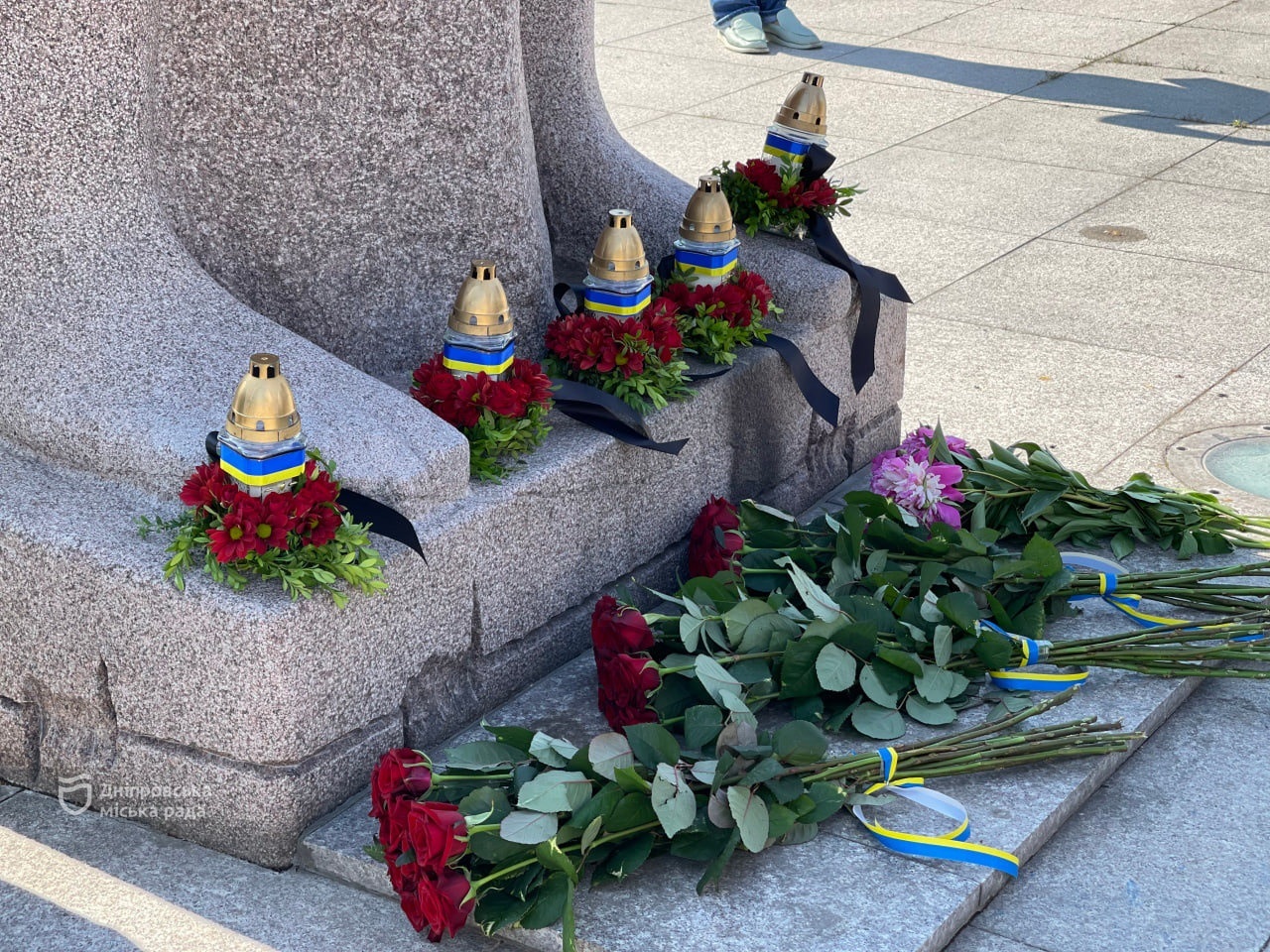 Дніпро вшановує пам’ять жертв політичних репресій. До Меморіалу жертвам Голодомору та політичних репресій поклали квіти