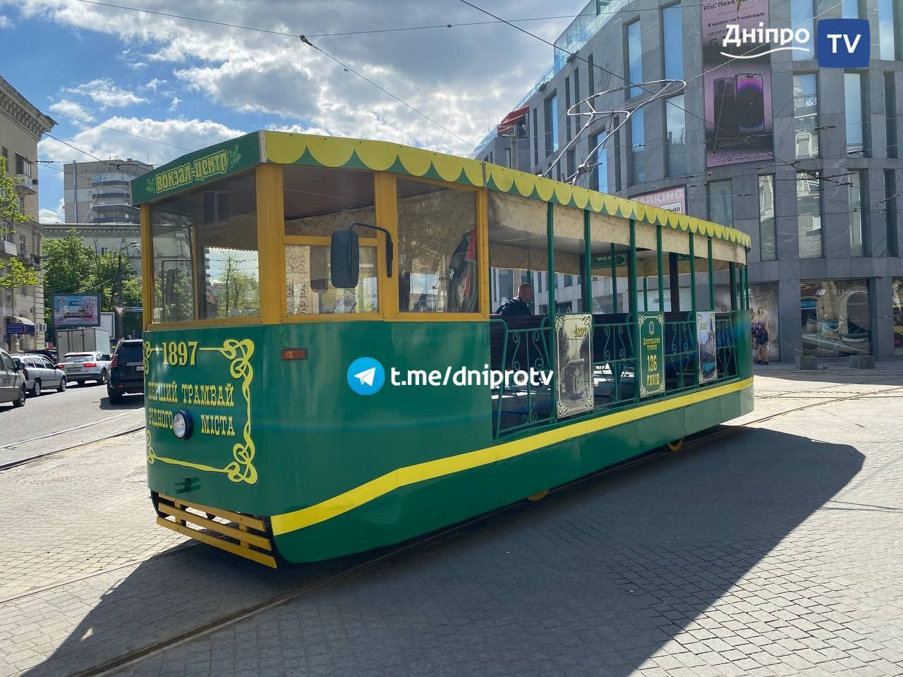Ретро-трамвай повертається на вулиці Дніпра