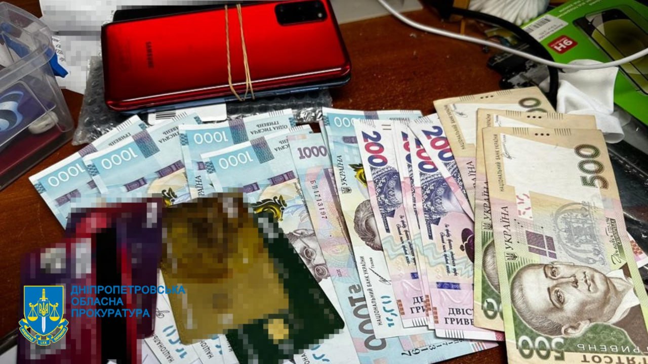 Викрадали кошти громадян через онлайн-банкінг: на Дніпропетровщині судитимуть трьох шахраїв