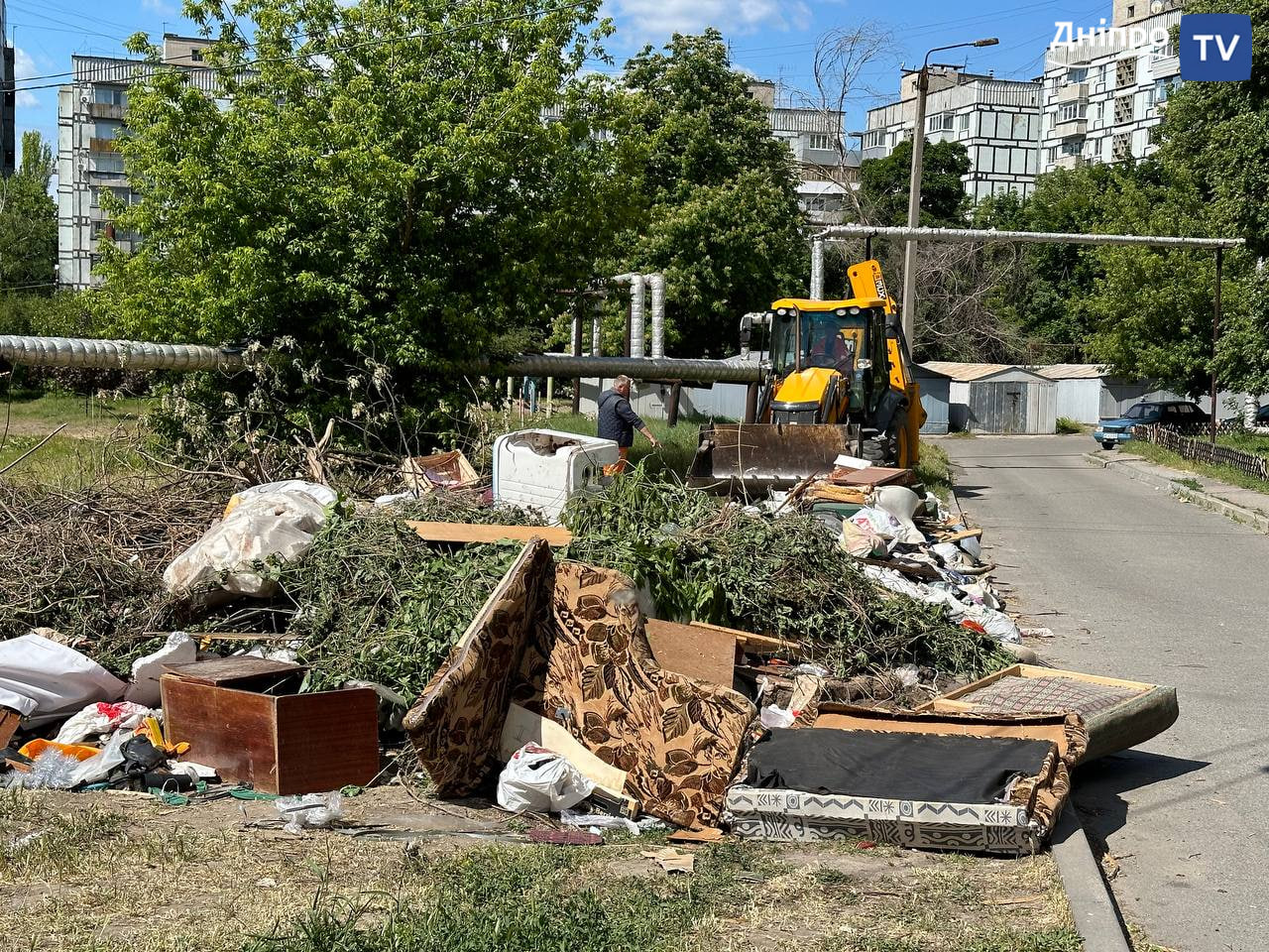 Стихійне сміттєзвалище у районі будинку №41 на ж/м Тополя-2: Дніпро продовжує боротись зі сміттям