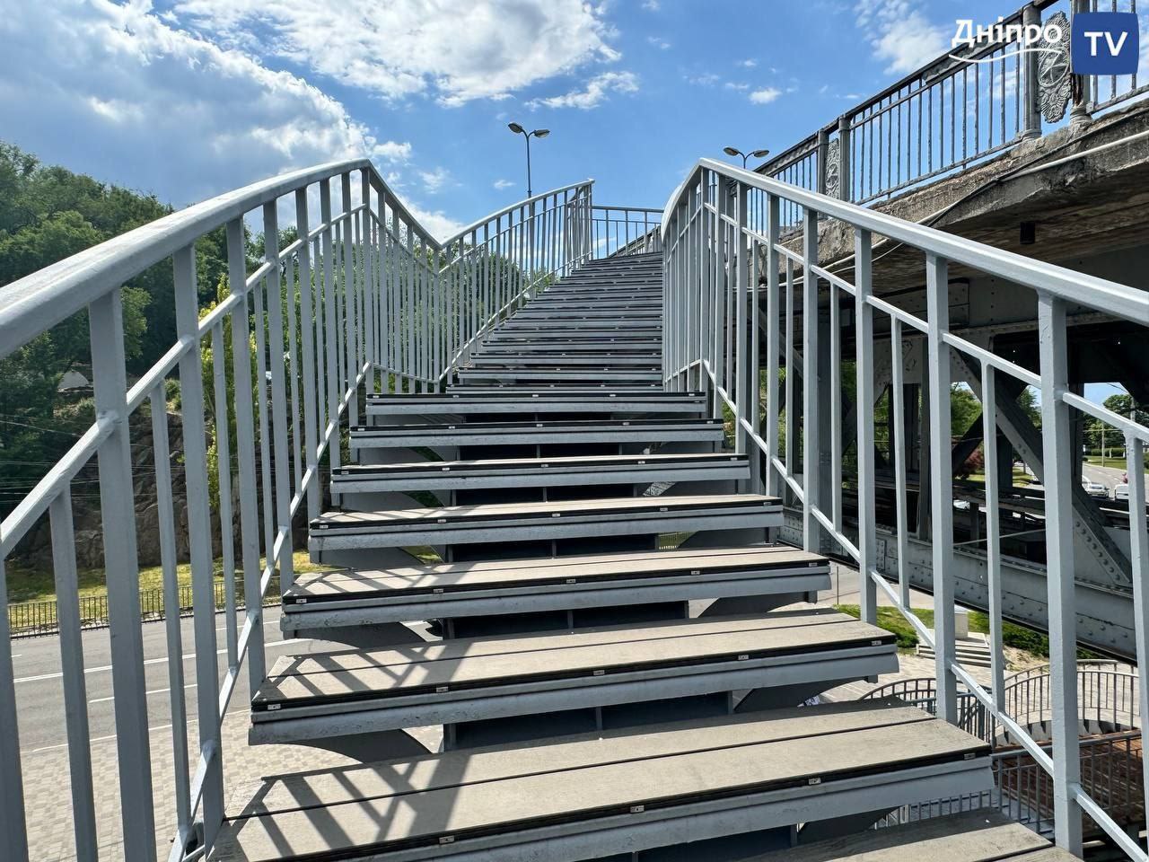 У Дніпрі триває поточний ремонт сходів пішохідного мосту на Монастирський острів