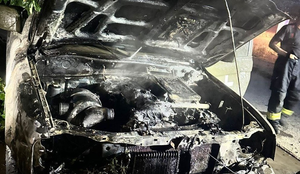 Ще одне авто військового підпалили вже на одній із вулиць в Самарському районі міста Дніпро сьогодні вночі