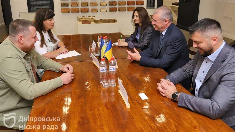 Посол Румунії Мікула вперше приїхав до Дніпра та обговорив з мером Філатовим проєкти для енергетики та міжмуніципального партнерства 
