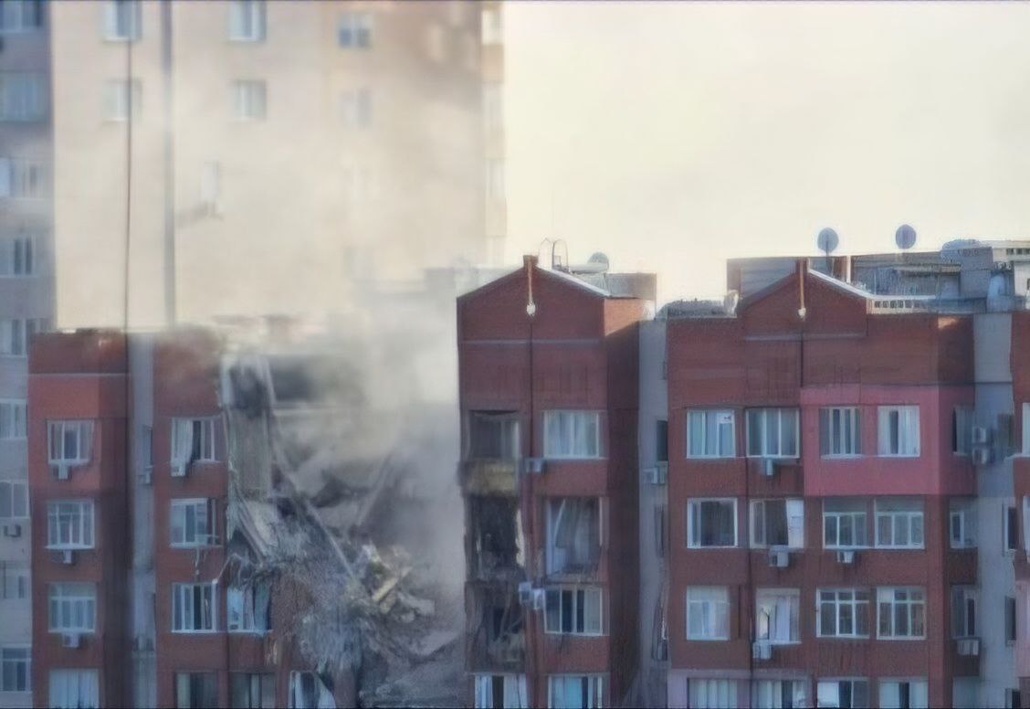 Ворог поцілив у житлову багатоповерхівку у Дніпрі: відомо про 3 постраждалих