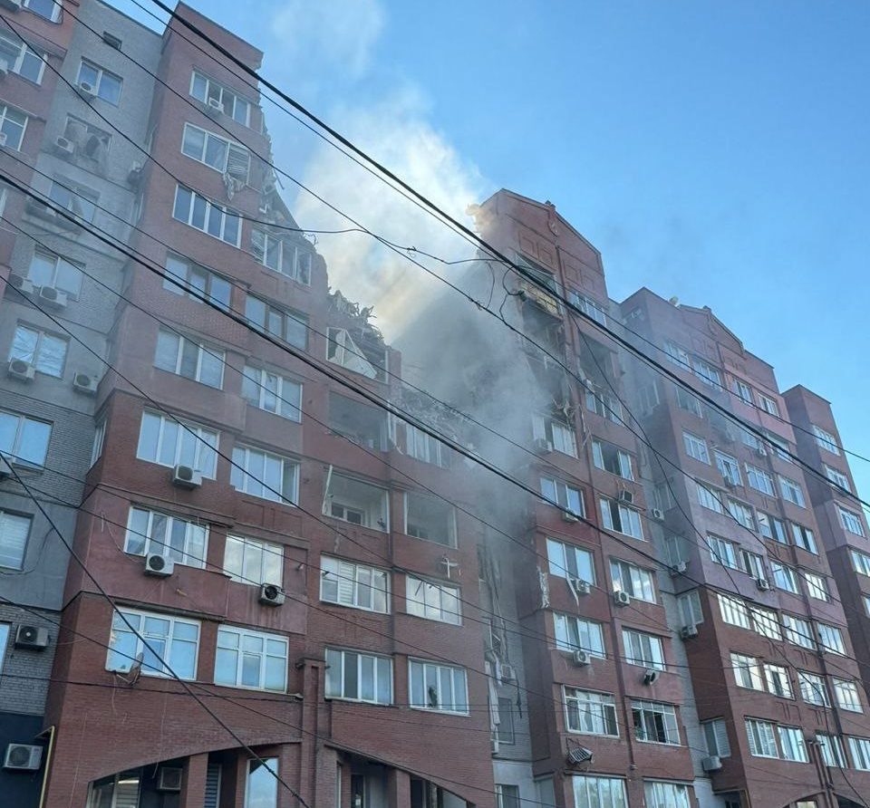 1 загиблий та 12 постраждалих: росіяни вдарили по багатоповерхівці у Дніпрі