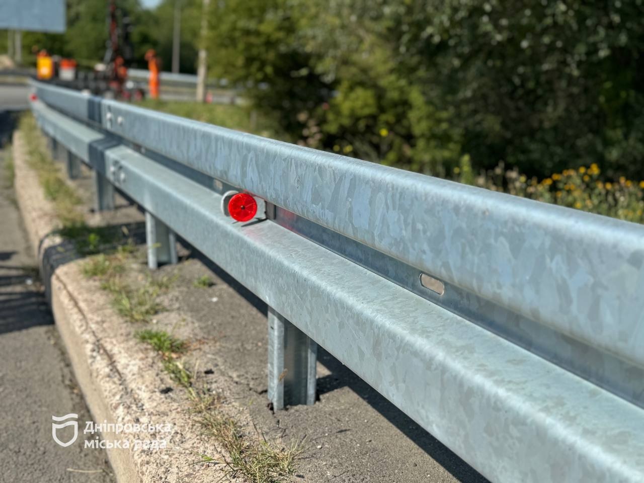 Безпека на автошляхах Дніпра: у місті продовжують встановлювати колесовідбійний брус європейського зразка, улаштовувати дорожні знаки та наносити розмітку