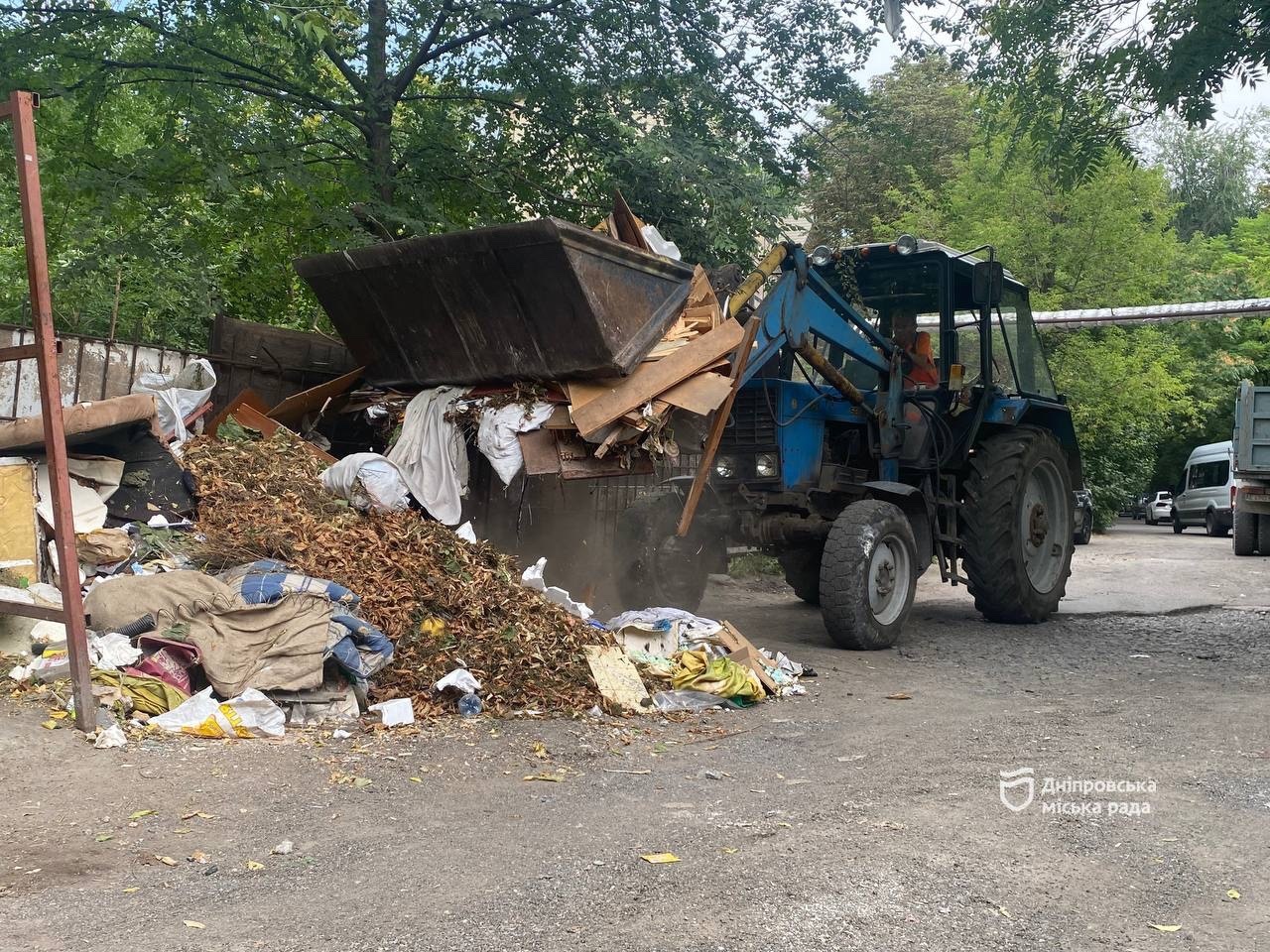 22 стихійні сміттєзвалища ліквідували у Дніпрі від квітня — роботи тривають