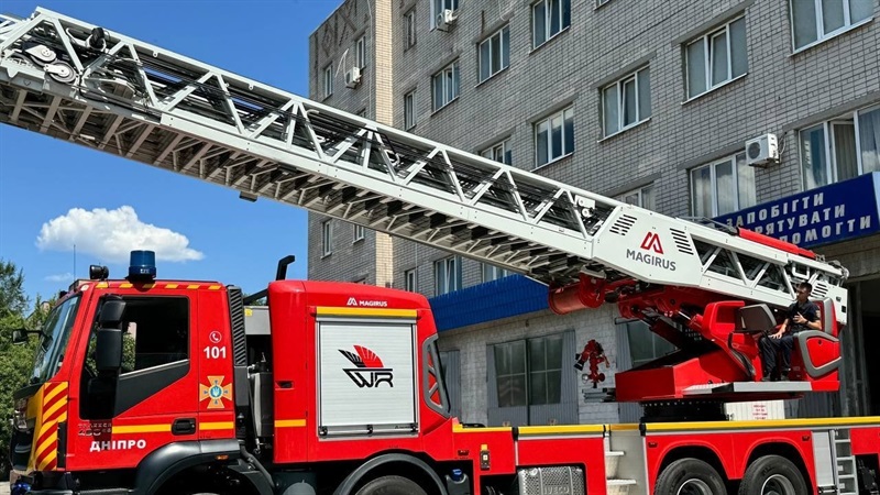 Дістає 18 поверху: єдина на всю Україну пожежна драбина, яку ДСНСівцям передав Дніпро, вперше виїхала на ліквідацію наслідків ракетного удару 