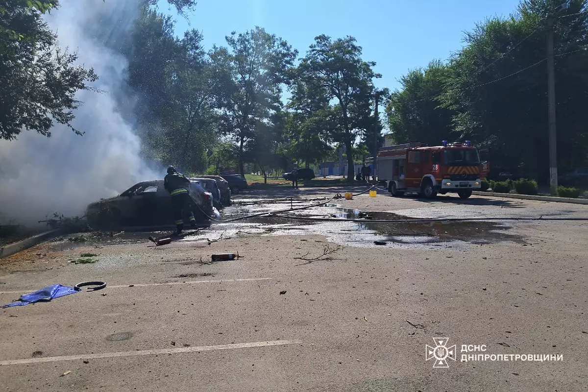У Нікополі вогнеборці ліквідували пожежу на автомобільній стоянці, яка виникла внаслідок ворожого обстрілу