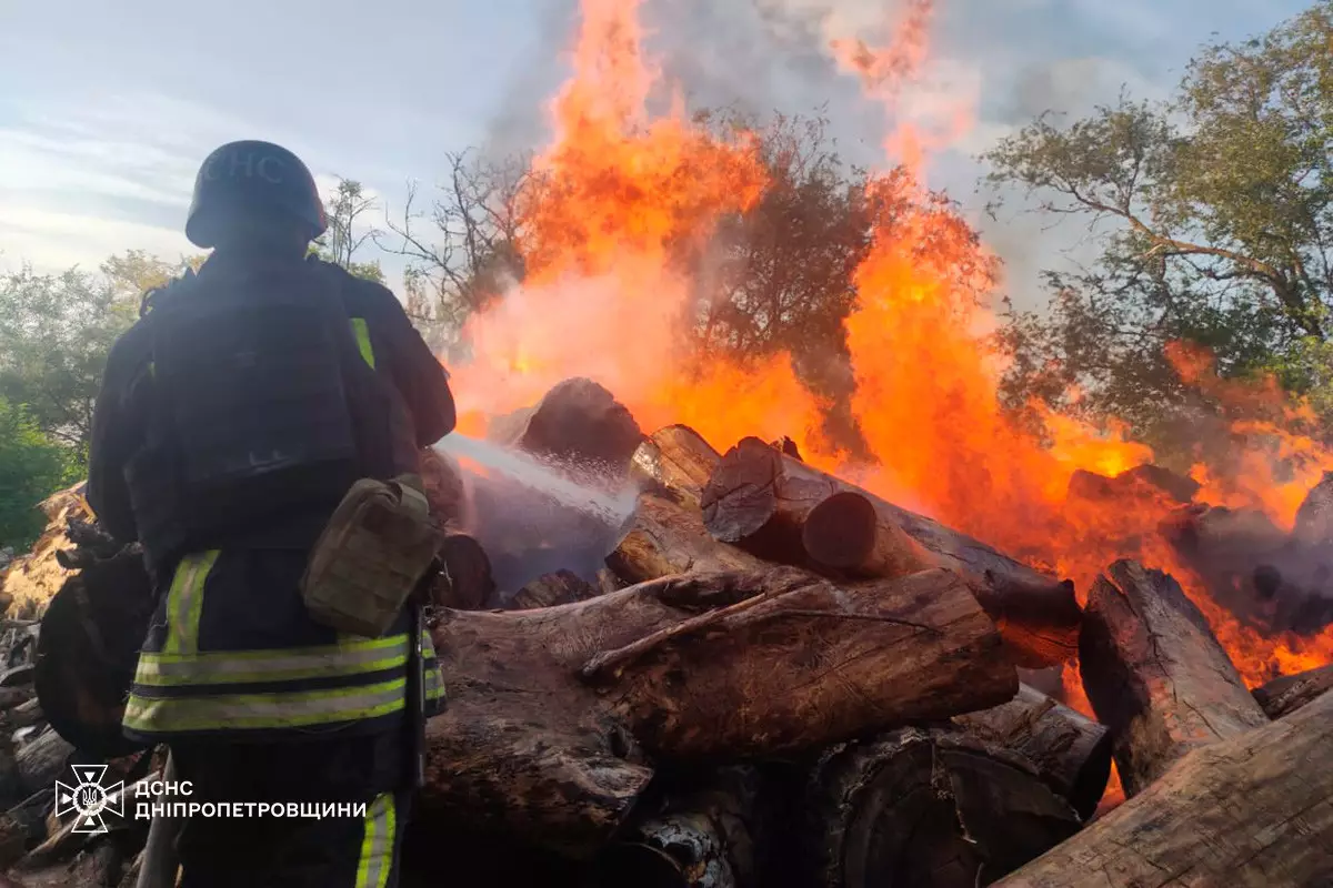 У Нікополі внаслідок обстрілу загорівся житловий будинок та територія комунального підприємства