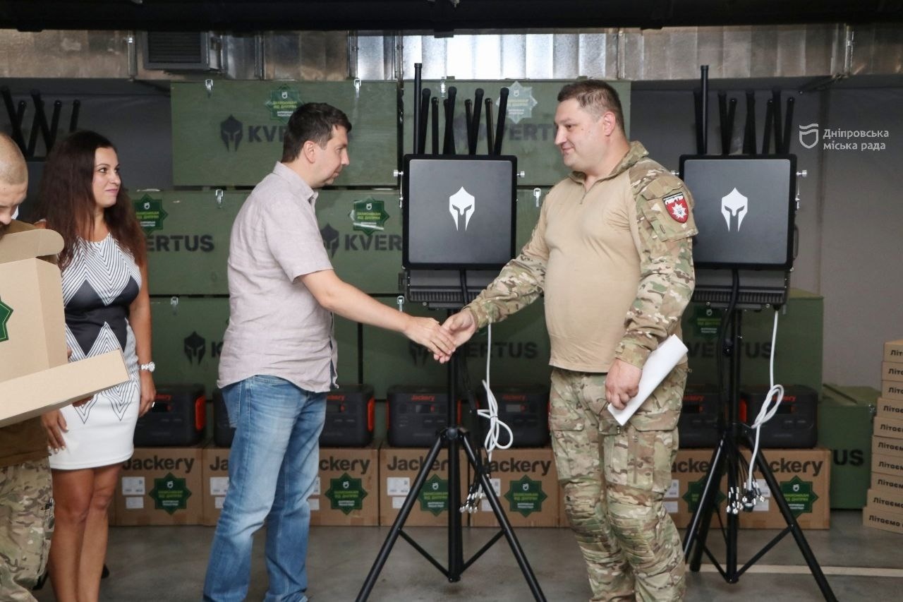 Новий тиждень – нова допомога Силам оборони: Дніпро передав 14 РЕБів «КВЕРТУС» модифікації KRAKEN U, а ще сотню FPV-дронів та 11 зарядних станцій