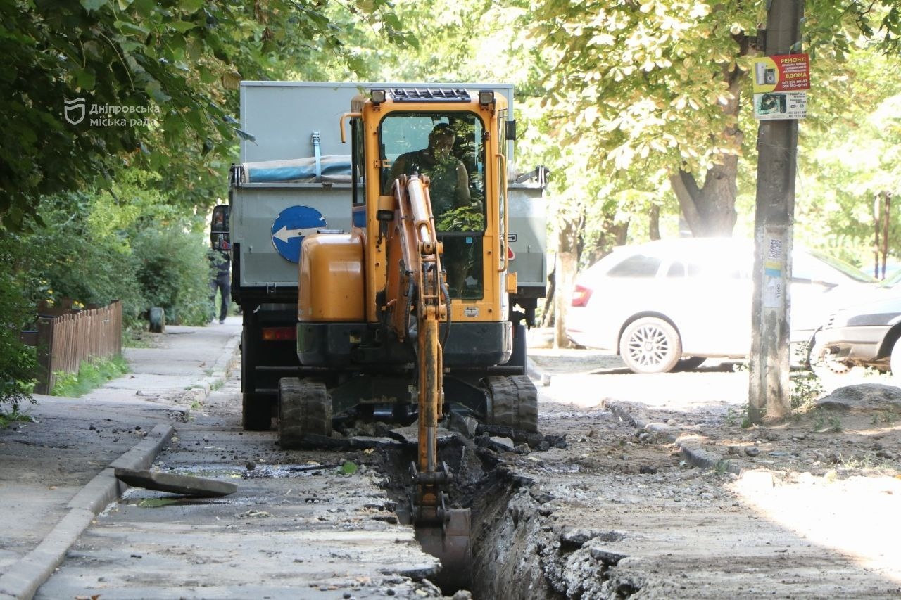 У Дніпрі тривають ремонти дощоприймачів по всьому місту. На ж/м Калинівський оновлення вже майже завершилось