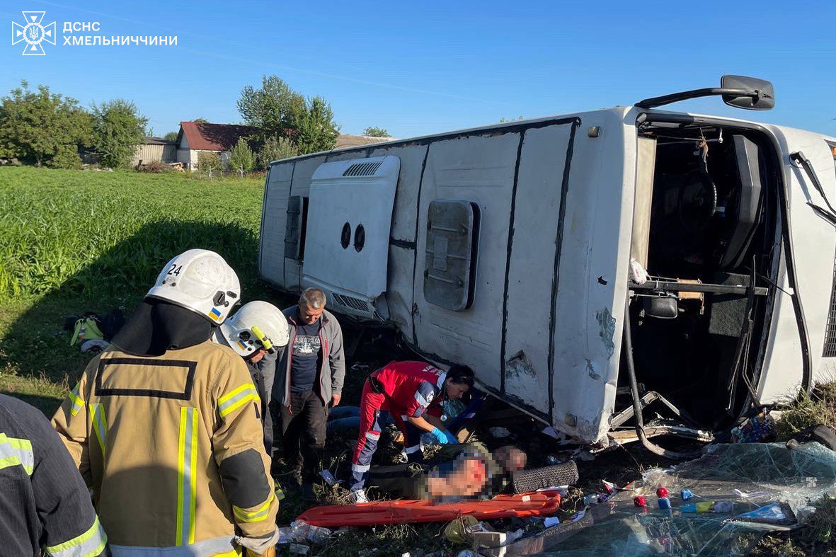 Жахлива ДТП за участю пасажирського автобуса на Хмельниччині: загинула 12-річна дівчинка та жінка