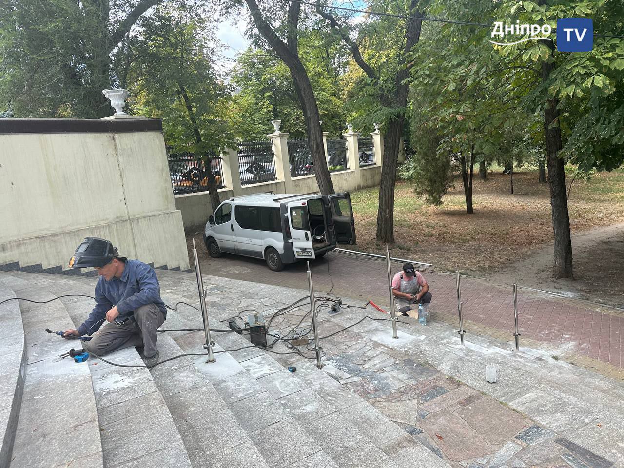 Для зручності містян: у парку Шевченка встановлюють додаткові поручні