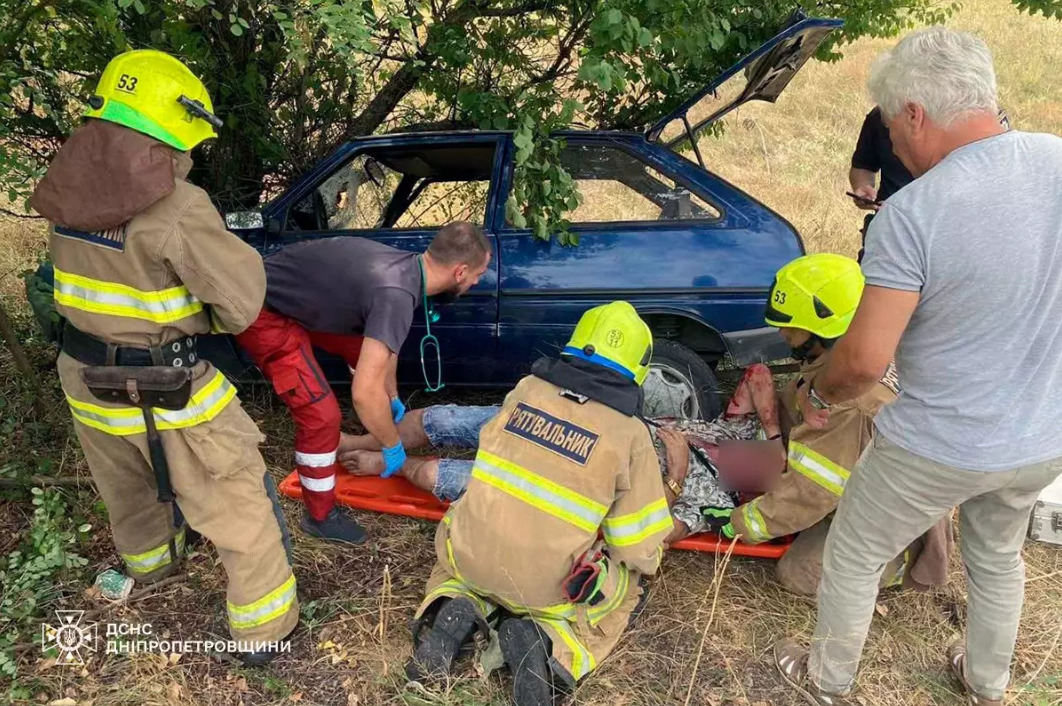 У Дніпровському районі “Таврія” врізалася в дерево: водія з травмами забрали до лікарні