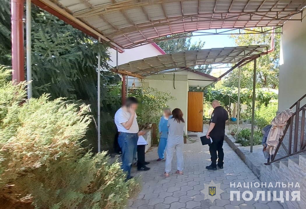 Ледь не вбив власну матір: у Дніпрі поліцейські затримали 44-річного чоловіка за замах на вбивство