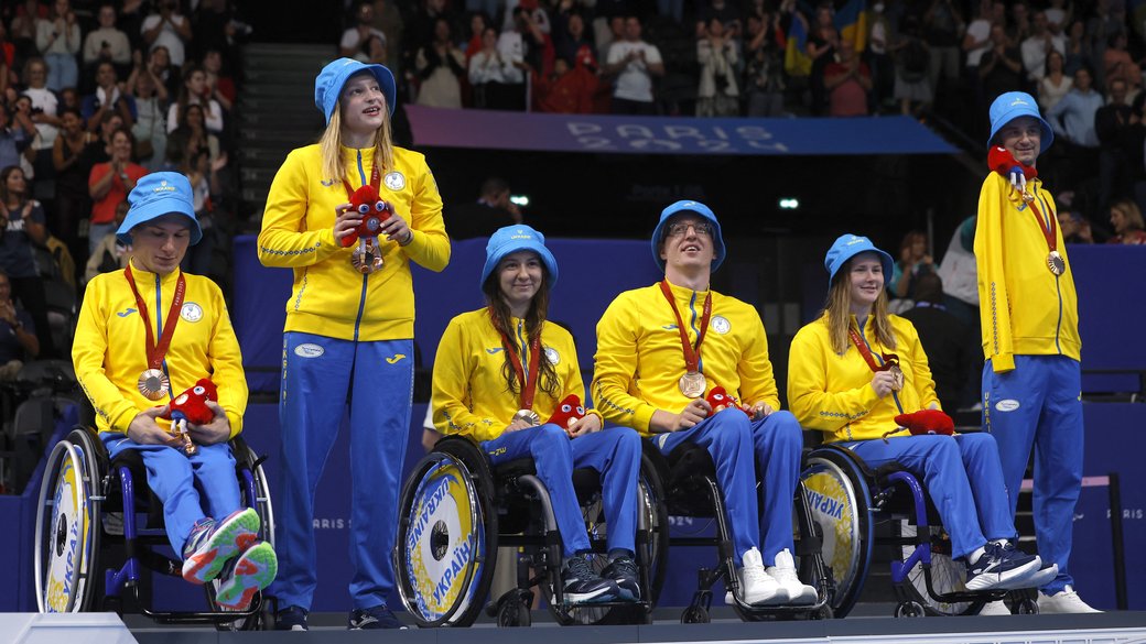 Paris 2024 Paralympics - Swimming - Mixed 4x50m Medley Relay - 20 Points Final - Paris La Defense Arena, Nanterre, France - September 5, 2024  Bronze medallists Yaroslav Semenenko of Ukraine, Anna Hontar of Ukraine, Oleksandr Komarov of Ukraine, Iryna Poida of Ukraine, Veronika Korzhova of Ukraine and Denys Ostapchenko of Ukraine celebrate after the final REUTERS/Andrew Couldridge