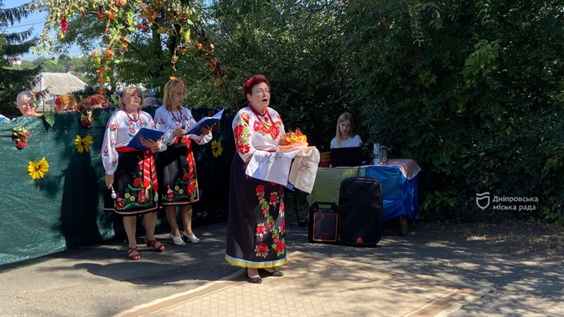 Танцювали, співали та куштували польову кашу. У Дніпрі у відділі терцентру відсвяткували «Свято врожаю»