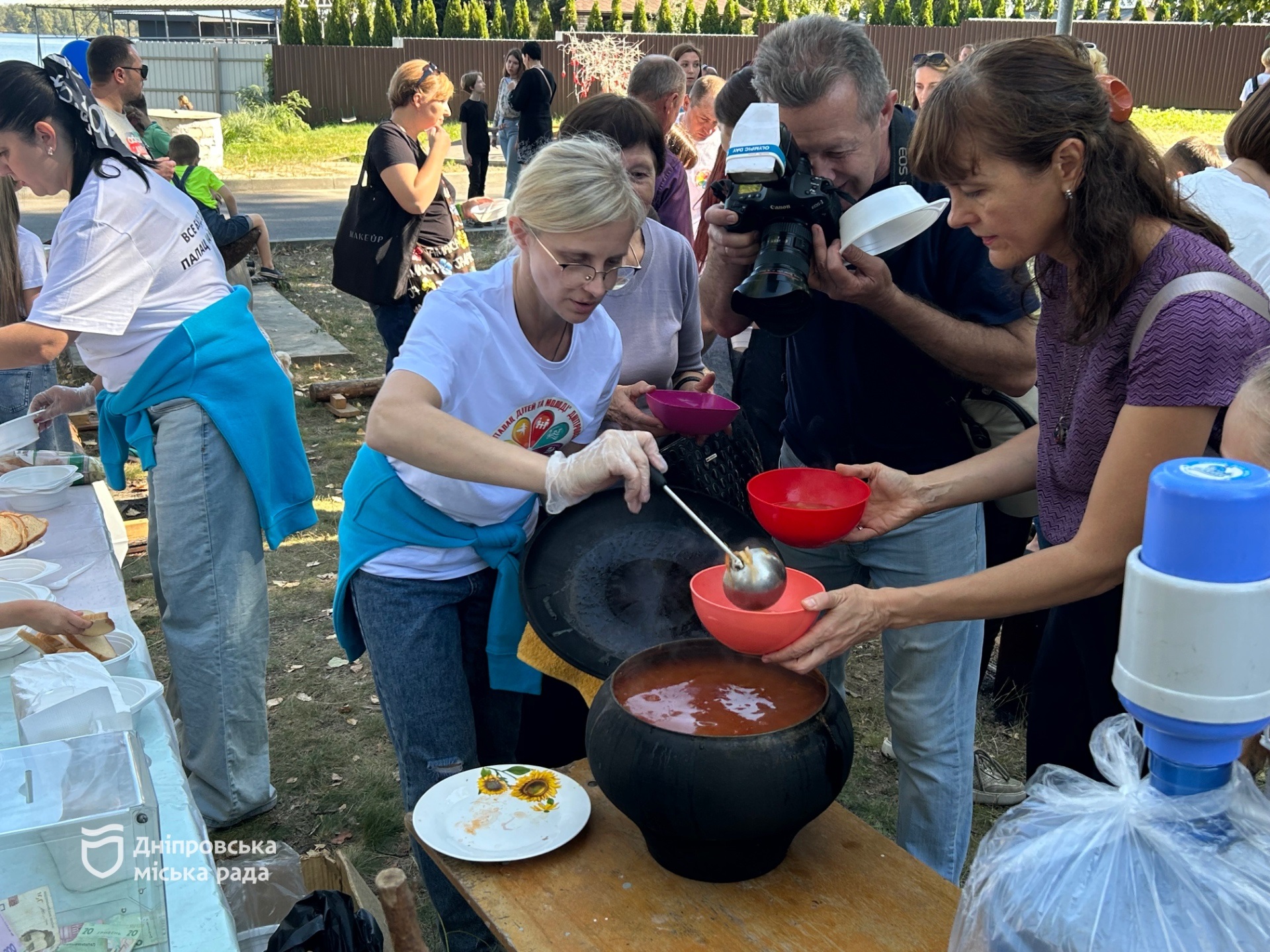 «Цей захід не лише про традиції та борщ, а й про спільноту, в якій підтримують один одного. Такі заходи об’єднують», – дніпрянка про День українського борщу