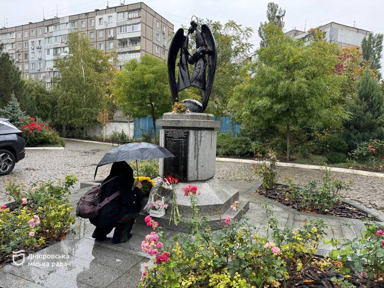 Поклали квіти до меморіалу. У Дніпрі вшанували пам’ять жертв трагедії на вулиці Мандриківській